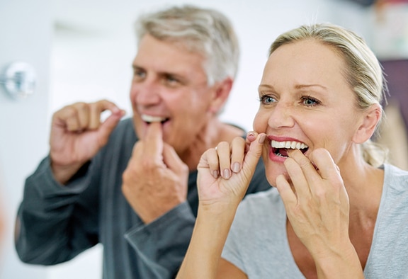 diabetic-flossing-for-oral-health